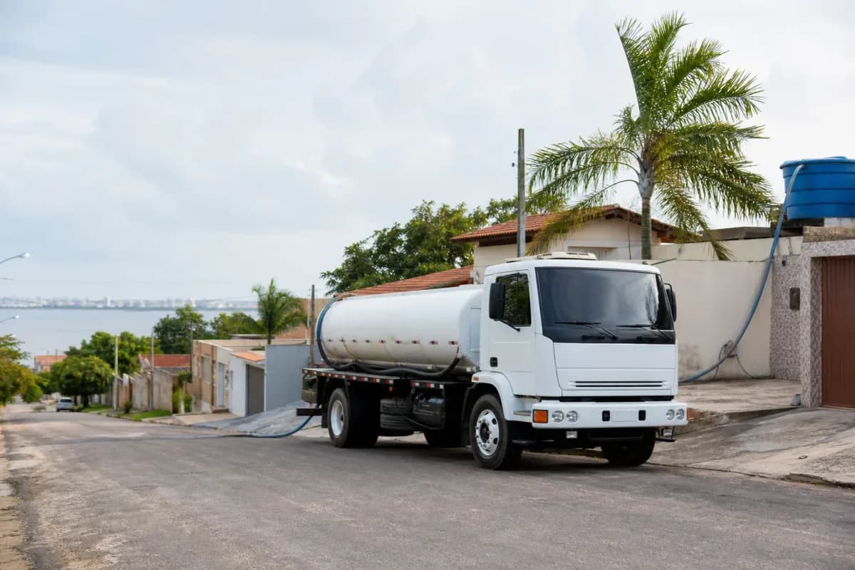 Caminhão pipa DF fazendo entrega de água — DF Caminhão Pipa Água