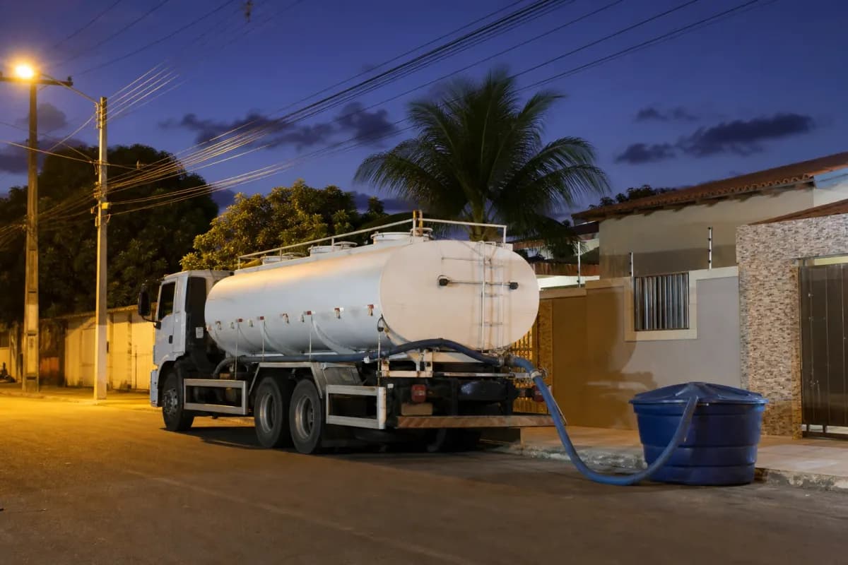 Caminhão pipa DF pronto para entrega de água à noite